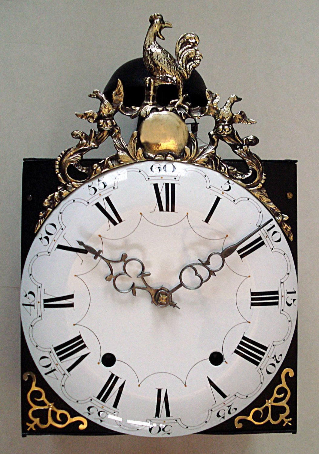 Alvast In beweging Bezienswaardigheden bekijken Antieke Franse Comtoise-klok zg. schotelhaan, ca. 1780.